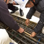 上樑意即在頂樓綁紮金漆鋼筋，「如人之加冠」，象徵建築主體完工在即。