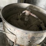 在職人大展身手前，先將石子材料與石泥按比例混合，是重要的事前作業(yè)。