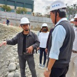 藝術(shù)家王忠龍(左一)與新業(yè)團(tuán)隊(duì)一同前往【築願(yuàn)景】基地選石，表達(dá)這塊土地與建築物之間的對(duì)話及密切關(guān)係。