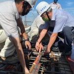 新業(yè)建設(shè)名譽(yù)董事長(zhǎng)穆椿松先生（圖前排右一），於樓頂安裝「噴金漆鋼筋」即為上樑，古有云「上樑有如人之加冠」，不論在建築進(jìn)度及民俗學(xué)上都極具意義。