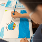 簡(jiǎn)單深刻的繪本故事，深深烙印在孩子的腦海中，繽紛的色彩、俐落的線條，傳遞鯨魚和大海在心中的美好想像。