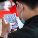 這次活動(dòng)選擇版畫藝術(shù)的其中一種技法—凸版版畫，先在樹酯版上刻好圖樣後，沿著線條邊緣將圖樣剪下，之後再隨意與其他元素圖樣進(jìn)行印製，屬於自己獨(dú)一無二的作品就完成了！