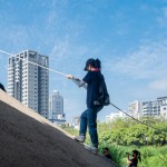 新業(yè)夥伴們拉著繩索，紮實(shí)地一步一腳印，逐一攀壁而下，貼近我們的自然芳鄰－筏子溪。