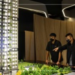 新進(jìn)同仁們難得親見(jiàn)作品模型，相互討論關(guān)於設(shè)計(jì)施工上的細(xì)節(jié)，想像彷彿躍然紙上－十四期大塊森濤22樓宜居建築。