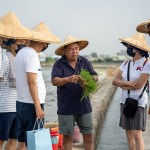 聽(tīng)著在地小農(nóng)–翁爸爸說(shuō)明秧苗的成長(zhǎng)故事，一點(diǎn)一滴都是辛苦的付出，期許時(shí)時(shí)懷著一顆謙卑的心，感恩腳下每一寸土地。(圖右一為新業(yè)建設(shè) 穆椿松名譽(yù)董事長(zhǎng))