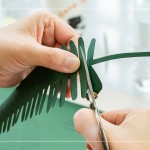 沿著外輪廓剪下葉片，壓切葉脈摺痕，透過(guò)雙手的溫度，摺出立體線條，像是重新賦予紙張一個(gè)植物的靈魂。