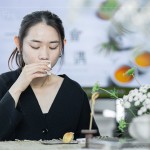 帶領(lǐng)家族好友探索茶湯的箇中滋味，在專業(yè)手法與步驟下，品出蜜香紅茶的甜、白茶的清香、鐵觀音的獨(dú)特韻味。