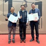 榮耀時(shí)刻，入圍即肯定；臺(tái)中市政府都市發(fā)展局-李正偉局長(zhǎng)（中）與新業(yè)建設(shè)卓勝隆董事長(zhǎng)（左）、新業(yè)建設(shè)蕭智夫建築師（右）一同合影留念。