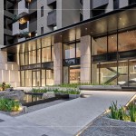 微風(fēng)一方靜謐芳華，讓自然蔓延前庭，夜晚亮起柔和燈光，融進(jìn)建築表情，也沁入，每位歸家的住戶心裡。