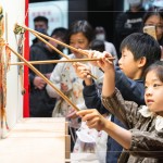 以皮為底，以桿為骨，體驗(yàn)皮影戲偶，躍上小小影窗中，讓小朋友們?cè)鎏砹硪环萑の兜捏w驗(yàn)。