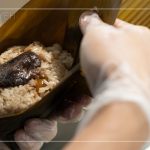 東坡肉、栗子、鹹蛋黃、香菇、蝦末、紅蔥酥為內(nèi)餡，油亮的色澤，待出蒸鍋，濃情粽意飄香，為今年端午時(shí)節(jié)，添上最思念的味道。