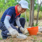 新業(yè)建設(shè) 卓勝隆 董事長帶領(lǐng)新業(yè)職人們，一同參與『大肚山防火林帶』建置，一行人來到龍井區(qū)–龍目井步道，以實際行動公益，喚起同仁們對山林的關(guān)注。