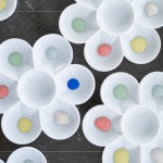 五顏六色的高溫釉藥，後續(xù)經(jīng)過1230度的高溫?zé)u，待火窯燒結(jié)後，這只陶風(fēng)鈴，將化為獨一無二的手感工藝。