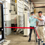 新業(yè)建設(shè)營建部 賴英濱經(jīng)理(右二)帶領(lǐng)職人團(tuán)隊，與YKK團(tuán)隊人員一起於兆立科技風(fēng)雨實驗室，測試氣密窗的氣密性能、水密性能、抗風(fēng)壓性能。