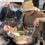 蘿蔔絲燜煮至透明後，將拌勻的粉漿倒入鍋中，與蘿蔔絲加熱拌勻，至粉漿完全糊化。