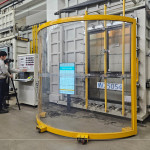 測驗氣密窗『抗風(fēng)壓』性能時，全程使用防護(hù)設(shè)備，預(yù)防試驗過程中玻璃爆裂。