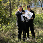 即使是一棵樹的規(guī)劃，也需方方面面、適居適所，為社區(qū)打造自在森活的綠意空間。(圖左為新業(yè)建設(shè)總經(jīng)理-簡福榮、圖右為國際金獎建築師-楊家凱)