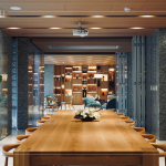 『蒔光交誼廳』接續(xù)著『鎏光多功能教室』，化繁為簡(jiǎn)的設(shè)計(jì)，將廳堂與前庭自然的融合。