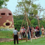 由日本藝術(shù)家-駿 河敏 構(gòu)思、並親自拼貼彩繪馬賽克的這座涵洞碉堡有一種魔力，不僅小孩堅(jiān)持要爬上幾遍冒險(xiǎn)，更讓大人漾起童心與想像力，回味那段沒有顧慮只願(yuàn)開心玩樂的童年往事。