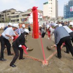 由新業(yè)大家長(zhǎng) 穆椿松榮譽(yù)董事長(zhǎng)(左一)領(lǐng)導(dǎo)鋤土、堆土，代表動(dòng)土工程正式開(kāi)始，也象徵往後工程一切平安順利。