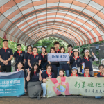 新業(yè)集結(jié)行銷、設(shè)計、營建、土開、活動、財務(wù)、人資各部門同仁，實際參與原生苗木培育-換盆作業(yè)，希望透過復(fù)育工作，讓森林恢復(fù)自癒力。