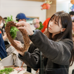 充滿祝福的節(jié)日即將到來(lái)，提前感受指尖上的聖誕，一圈圈纏繞的不只是花與葉，更是一份為自己編織的祝福與溫柔。