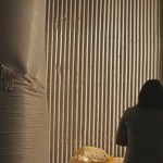 「民以食為天，食以米為先」，這些稻米在進(jìn)入我們的餐碗前，都曾在碾米廠及穀倉裡經(jīng)過一道道程序與嚴(yán)謹(jǐn)?shù)钠焚|(zhì)把關(guān)，經(jīng)由這些費(fèi)工的處理，才能贈(zèng)予那位，新業(yè)心目中重要的人。