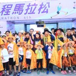 第四屆臺(tái)中城市半程馬拉松，正值萬聖節(jié)的節(jié)慶氛圍，臺(tái)中市長盧秀燕（中）與大小朋友也應(yīng)景地扮成南瓜精靈，趣味的裝扮讓馬拉松賽事更添可看性！