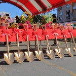 在陽(yáng)光底下發(fā)出金黃色光輝的金鏟子，每把都身負(fù)重任，將開(kāi)啟東區(qū)「新業(yè)自由居」美好家園。
