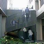 有別於直上設(shè)計(jì)的階梯，身形優(yōu)美的旋轉(zhuǎn)梯，帶領(lǐng)人們以不同角度及高度，擁有更廣更多元的視野，嘗試更多欣賞新業(yè)宜家的面向。