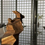 夕陽如金箔般灑上魯班獎，讓原本沉穩(wěn)的質(zhì)材更顯得高貴與尊榮，就像光與空間的關(guān)係，迎接光、採納光，讓空間張力層層推進(jìn)。