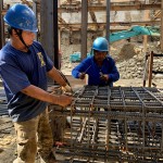 頂著赤日的高溫，職人師傅們用雙手一一的綁紮鋼筋、確實纏繞完成，培養(yǎng)出天衣無縫的默契。