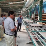 經(jīng)由壓模機(jī)壓製成型，一批批躺平的磁磚，發(fā)現(xiàn)工臺上夾著一片片的菜瓜布，原來是藉由粗糙的表面，可將磁磚上的石灰粉末一一掃除。