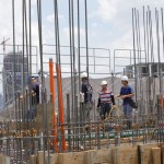 工地師傅穿梭在樓板上，忙著進行頂版灌漿的前置工程，為未來的住戶守護穩(wěn)定的居住品質。