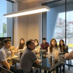 每一位新進(jìn)正聚精會(huì)神地聆聽，希望能更透徹了解新業(yè)建築、設(shè)計(jì)、銷售、營(yíng)造、客服、深耕家族，全方位的服務(wù)與落實(shí)。