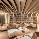 含有大樹建築寓意的【新業(yè)觀峰】，圖書會(huì)議室也根據(jù)大樹枝枒的樣貌，板翼自上方天花板延伸至左右書櫃作為隔間，打造流暢的流線感，彷彿棲息於樹屋，享受靜謐的閱讀時(shí)光。