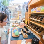 舒壓的天然香氛，擺放各式各樣的產(chǎn)品，小妹妹也沉浸在這淡雅的香氣中。