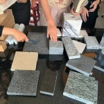 石材的性格攸關(guān)空間的品味與安全性，除了以肉眼判斷，也需要親自以膚觸判斷，諳其硬度、紋路、隔音及防水性，適合在哪一片牆、哪一處場(chǎng)域。