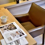 拉開木紋皮質(zhì)座椅，在充滿療癒感的空間內(nèi)，穿梭在字裡行間的同時爬梳自己的思緒，讓心靈重新得到富足。