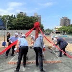新業(yè)建設(shè) 穆椿松名譽董事長(右一)帶領(lǐng)新業(yè)團隊以金鏟鏟起沙堆，象徵工程進度順利，動土開工大吉大利！