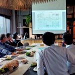 新業(yè)團(tuán)隊(duì)在會(huì)議中，提出各自的專業(yè)見解、討論出「美學(xué)兼具實(shí)用」的餐廚空間，同時(shí)想像著未來(lái)住戶在餐桌上談笑風(fēng)生、笑容可掬的溫馨畫面。