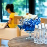 演講廳充滿著大人們?nèi)褙炞⒌臍庀?，在閱讀區(qū)一隅，是孩子們投入繪本的靜謐空間。在講師與聽(tīng)眾間，及孩子與書之間，相得「益」彰，共「品」生活。