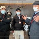 新業(yè)建設(shè) 創(chuàng)辦人 穆椿松先生(右一)帶領(lǐng)新業(yè)建築團(tuán)隊，一同為來訪的建築先進(jìn)們旅讀『自由居』建案。