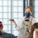 邀請在地職人 # Vision Art，帶領(lǐng)大家探索畫畫的趣味，分享壓克力畫的技巧與學(xué)問，共同度過了一堂輕鬆的藝術(shù)課。