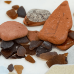 歷經(jīng)無(wú)數(shù)次的拍打沖刷，原本鋒利的外表已不復(fù)見，取而代之的是那五顏六色、晶瑩剔透的美麗容貌，最美海廢，就藏身在海岸邊等待著我們?nèi)グl(fā)掘。