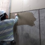 除了事先調(diào)和抿石子，先於泥作打底面上抹上一層黏著劑，使抿石子與牆面緊密貼合。