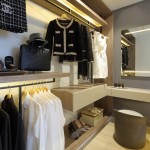 是更衣室、梳妝臺(tái)，也是精心擺設(shè)的精品收藏室，彰顯男主人及女主人獨(dú)特的品味。