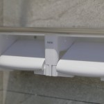 捲筒式衛(wèi)生紙架上方結合平臺設計，也能作為暫時置物的小空間，使用上多了選擇性與便利性。