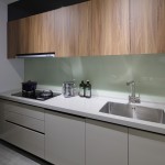 檯面下方的隱藏式洗碗機，節(jié)省時間的好幫手，水槽下方的逆滲透淨(jìng)水器，去除雜質(zhì)、抑制細菌，提供安全無虞的水質(zhì)。