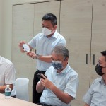 新業(yè)建設(shè)榮譽董事長穆椿松先生（右二）與設(shè)計部、行銷部團隊至『麗舍衛(wèi)浴』實地選材，滿足住戶對衛(wèi)浴生活美學(xué)的想像。